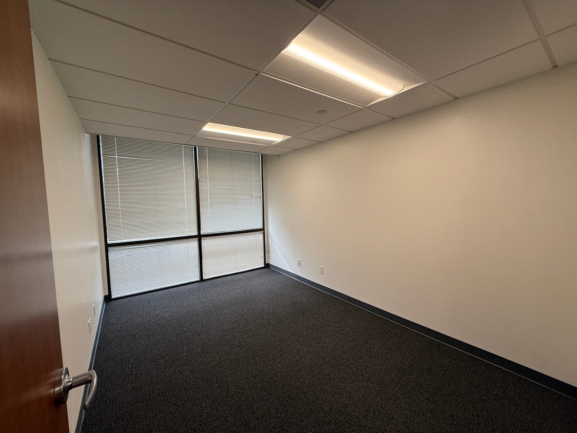 2,088 SF Office Space in Vienna, VA Photo